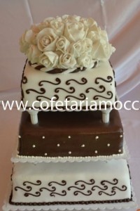 tort de nunta cu trandafiri oradea
