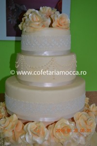 tort de mireasa cu flori oradea