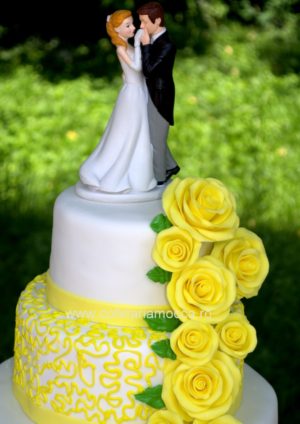Tort nunta cu trandafiri galbeni Oradea